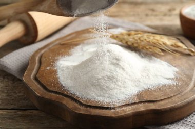 Tahta kaşıkla un alıp, yakın plan çekiyoruz.