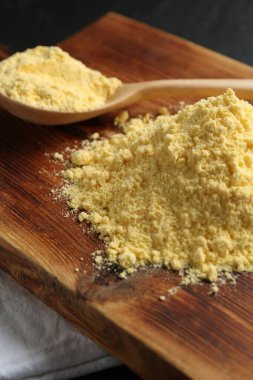 Mısır unu ve kaşık yığını masaya, yakın plan.