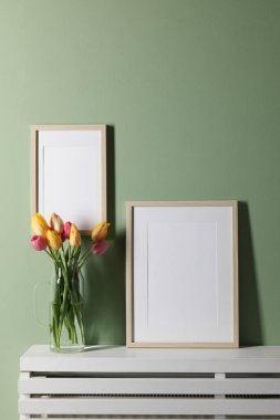 Boş resim çerçeveleri ve güzel laleler.