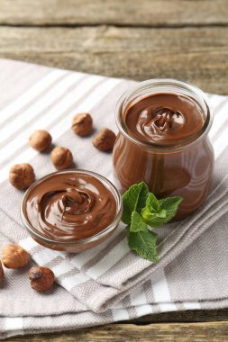 Lezzetli çikolata, fındık ve nane şekeri ahşap masada.