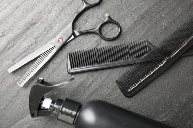 Siyah masada farklı berber aletleri, düz yatıyordu.