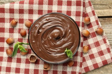 Çikolata, naneli ve fındıklı ahşap masaya yayılmış.