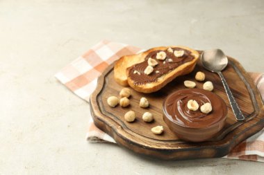 Lezzetli çikolata serpiştirilmiş tostlar ve fındıklar ışıklı masada, yakın plan. Metin için boşluk