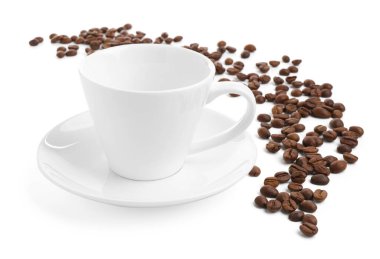 Beyaz üzerine izole edilmiş kavrulmuş kahve çekirdekli seramik fincan.