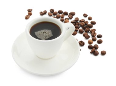 Fincanda Aromatik kahve ve beyaz üzerine izole edilmiş fasulye.