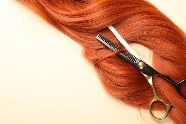 Bej arka planda saç tokası ve makas düz yerde. Metin için boşluk