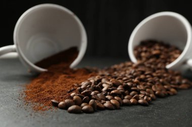 Siyah masada kahve ve fasulye, yakın plan.