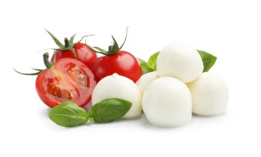 Lezzetli mozzarella peynir topları, domates ve fesleğen beyaza izole edilmiş.