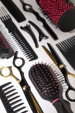 Açık gri arka planda farklı kuaför araçları, üst görünüm