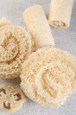 Açık gri masada farklı lif süngerleri var.