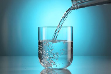 Açık mavi gradyan arkaplana karşı şişeden cam üzerine su dökerek. Arka ışıklandırma