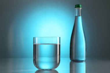 Temiz su cam içinde ve ayna masasında açık mavi renkli arka planda. Arka ışıklandırma