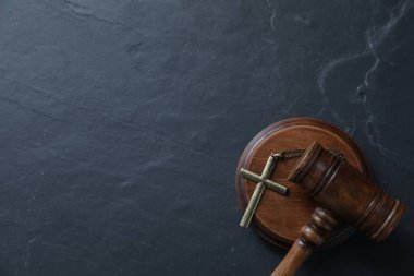 Hakimin tokmağı ve haçı siyah masanın üstünde, en üstte. Metin için boşluk