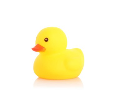 Beyaz arka planda ayna yüzeyinde sevimli bir plastik ördek