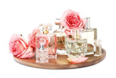 Birçok farklı parfüm şişeleri ve güller beyaz üzerine izole edilmiş.