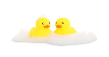 Şirin plastik ördekler ve köpükler beyaz üzerine izole edilmiş.