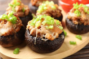 Masada bir sürü lezzetli mantar var, yakın plan.