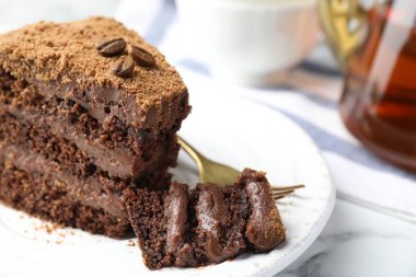 Kahve çekirdekli ve çatallı lezzetli çikolatalı kek, yakın plan.