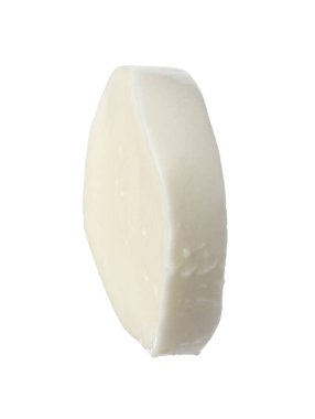 Beyaz üzerine izole edilmiş mozzarella peyniri dilimi.