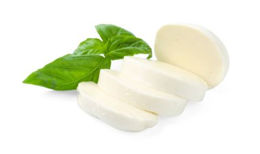 Mozarella peyniri ve fesleğen parçaları beyaz üzerine izole edilmiş.