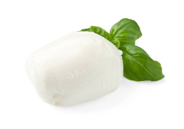 Lezzetli mozzarella peyniri ve fesleğen beyaz üzerine izole edilmiş.