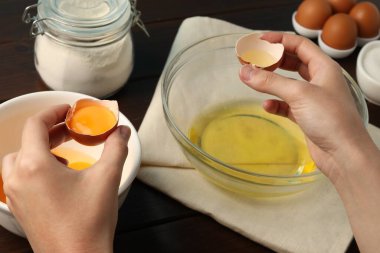 Masada yumurta sarısını beyazdan ayıran kadın, yakın plan.