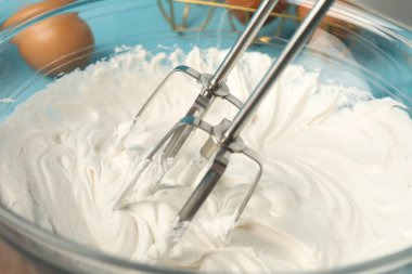 Masada el çırpma kremi, yakın plan.