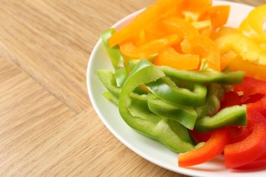 Tahta masada taze dolmalık biber dilimleri, yakın plan. Metin için boşluk