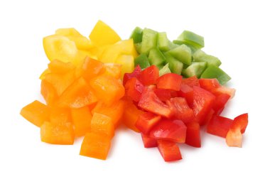 Taze renkli dolmalık biber parçaları beyaza izole edilmiş.