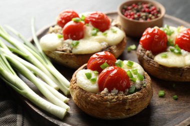 Siyah masada servis edilen lezzetli mantarlar, yakın plan.