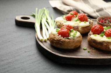 Siyah masada servis edilen lezzetli mantarlar, yakın plan.