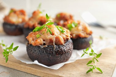 Işık masasında servis edilen lezzetli mantarlar, yakın plan.