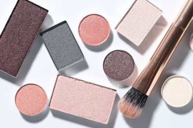 Güzel göz falı doldur ve beyaz arka planda fırçala, düz uzan