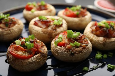 Siyah masada servis edilen lezzetli mantarlar, yakın plan.