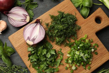 Siyah masada farklı otlar ve baharatlar var.