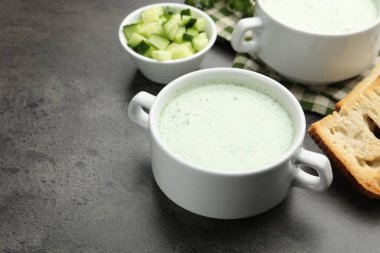 Gri masada servis edilen lezzetli salatalık çorbası, yakından. Metin için boşluk