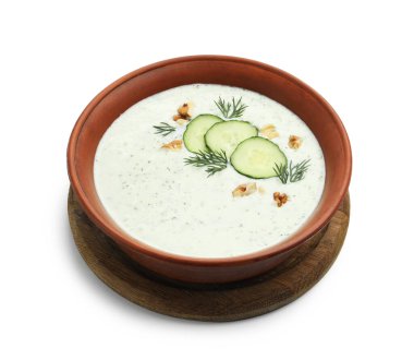 Beyaza izole edilmiş dereotlu ve cevizli lezzetli salatalık çorbası.