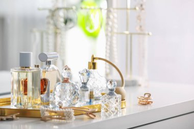 Beyaz masa üzerinde farklı parfüm şişeleri, metin için boşluk