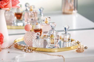 Tuvalet masasında farklı parfümler ve aksesuarlar.