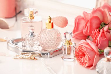 Farklı parfümlerden, aksesuarlardan ve çiçeklerden oluşan şişeler.