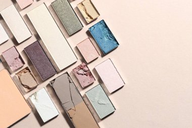 Bej arka planda güzel göz farı dolguları, düz bir döşeme. Metin için boşluk