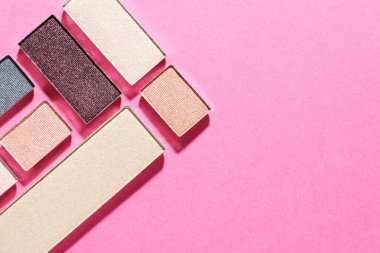 Pembe arka planda güzel göz farı dolguları, düz yatış. Metin için boşluk