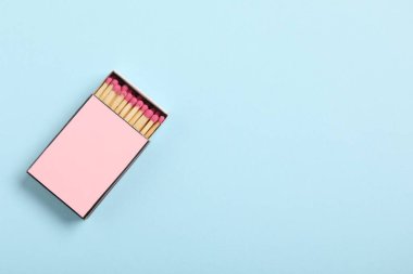 Açık mavi arkaplanda kibrit kutusu, üst görünümde. Tasarım için model