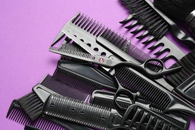 Menekşe arka planda farklı kuaför araçları, düz yatıyordu