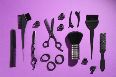 Menekşe arka planda farklı kuaför araçları, düz yatıyordu