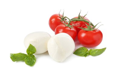 Beyaz arka planda lezzetli mozzarella peynir topları, domates ve fesleğen.