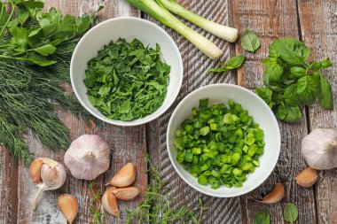 Farklı taze otlar ve baharatlar ahşap masada, düz yatıyordu.