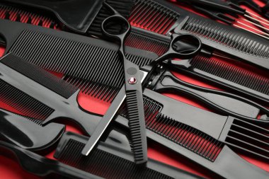 Kırmızı arka planda farklı kuaför araçları, yakın plan