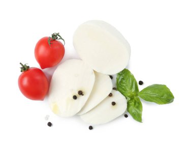 Lezzetli mozzarella, domates, biber ve fesleğen beyaz arka planda, düz yatıyordu.