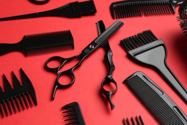 Kırmızı arka planda farklı kuaför araçları, yakın plan